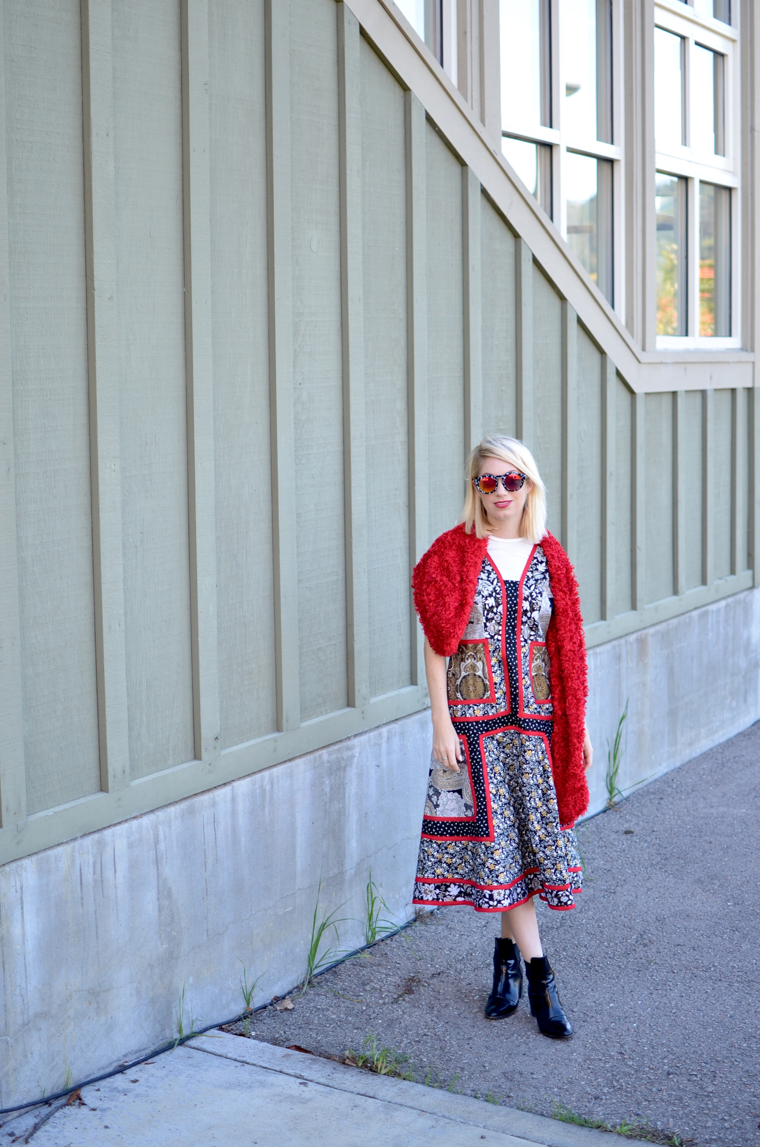 Stefanie makes a mix print red black and white dress with red fur stole for project real way // thestylesafari.com