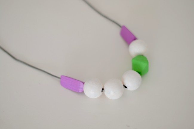 DIY Wood bead necklace // thestylesafari.com