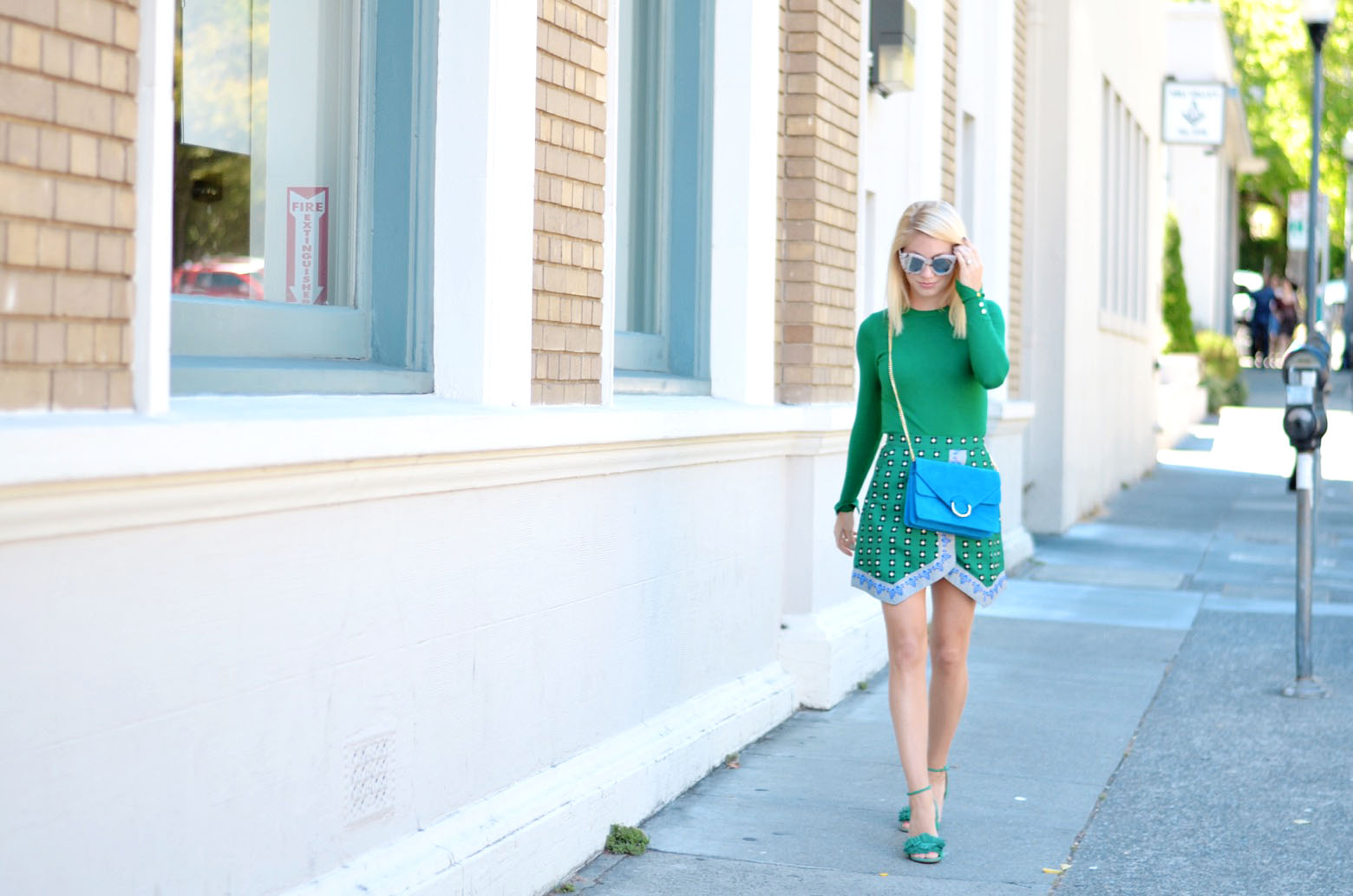 head to toe emerald green color, street style by Stefanie of the Style Safari featuring all green outfit with zara sweater and green sari print skirt, blue suede banana republic shoulder bag