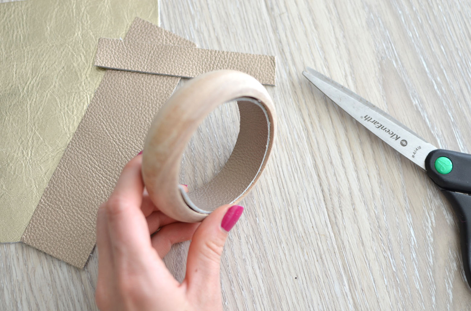 Stefanie from the Style Safari shows how to DIY fabric covered bangles
