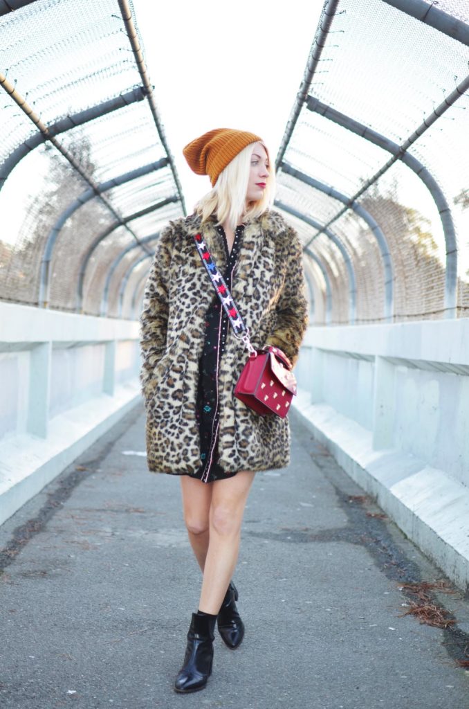 faux fur leopard coat, western shirt dress, red crossbody bag, star embellished bag strap // thestylesafari.com