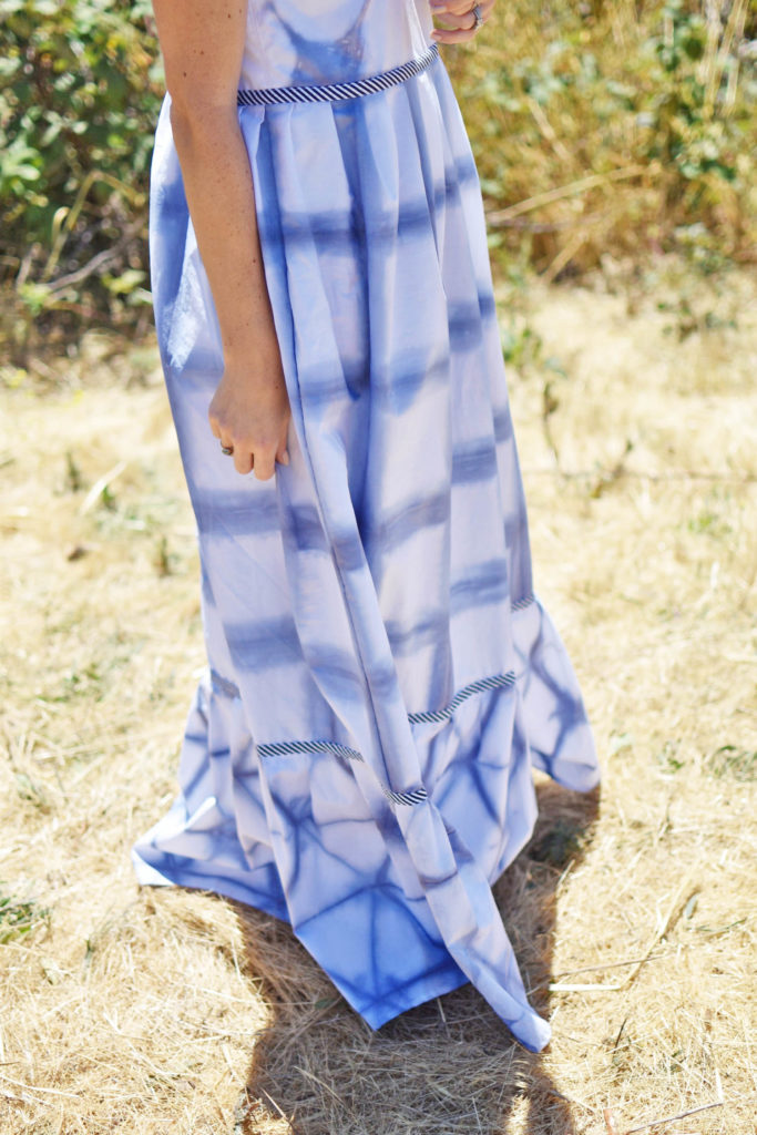 blue white patterned DIY shibori dress, tutorial, how to Shibori dye