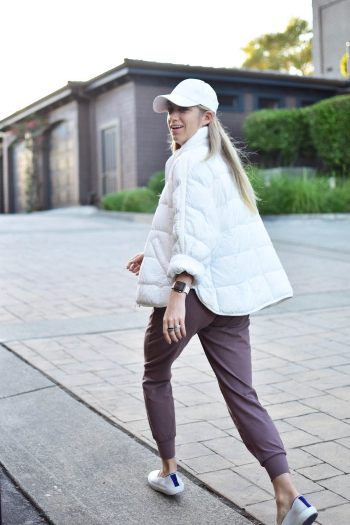 3 WAYS TO STYLE A WHITE PUFFER FOR FALL, pippa packable puffer 2