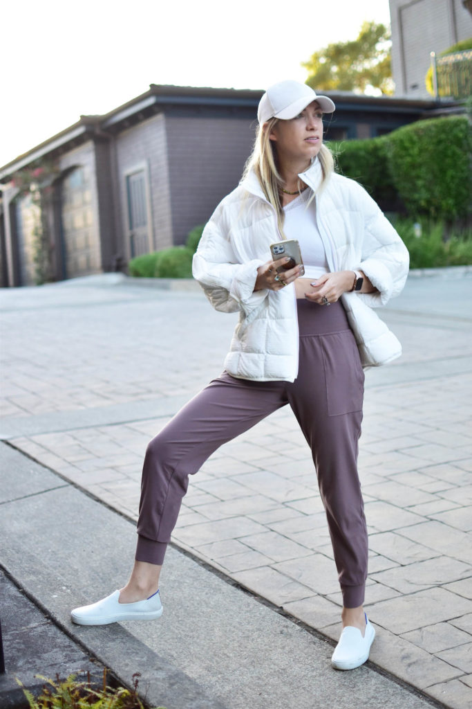 3 WAYS TO STYLE A WHITE PUFFER FOR FALL, pippa packable puffer